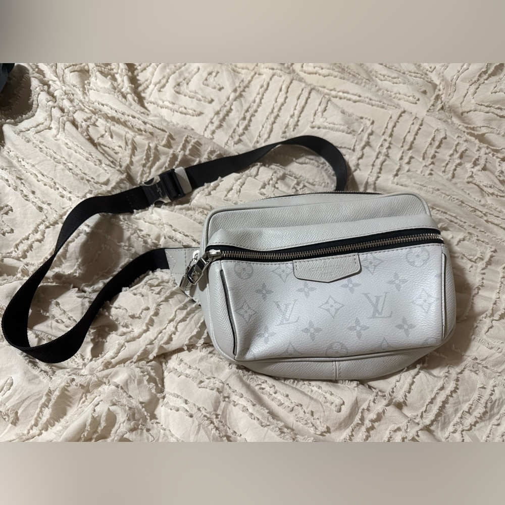Louis Vuitton 100% authentic outdoor belt bag